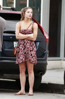 Stefanie Scott feet photo thumbnail