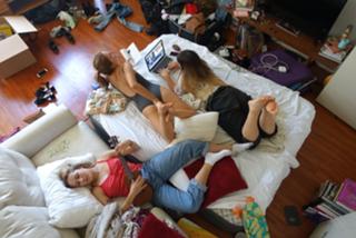 Stefanie Scott feet photo thumbnail