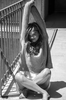 Stefanie Scott feet photo thumbnail