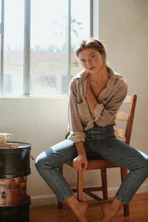 Stefanie Scott feet photo thumbnail