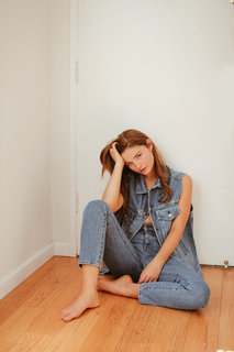 Stefanie Scott feet photo thumbnail