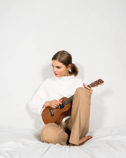 Stefanie Scott feet photo thumbnail