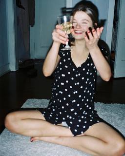 Stefanie Scott feet photo thumbnail