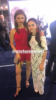 Stefanie Scott feet photo thumbnail