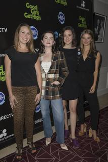 Stefanie Scott feet photo thumbnail