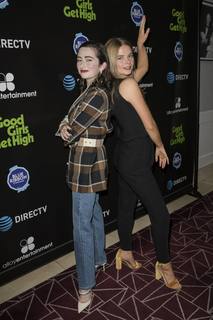 Stefanie Scott feet photo thumbnail