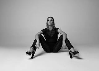 Stefanie Scott feet photo thumbnail