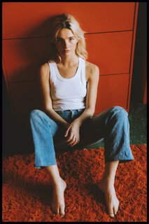 Stefanie Scott feet photo thumbnail