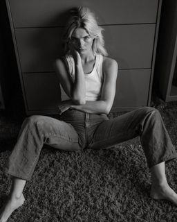 Stefanie Scott feet photo thumbnail