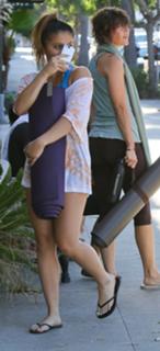 Stella Hudgens feet photo thumbnail