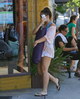 Stella Hudgens feet photo thumbnail