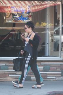 Stella Hudgens feet photo thumbnail