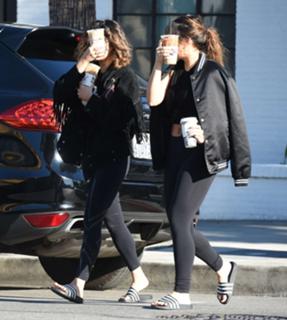 Stella Hudgens feet photo thumbnail