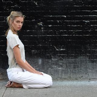 Stella Maxwell feet photo thumbnail