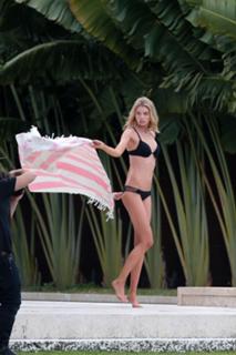 Stella Maxwell feet photo thumbnail