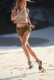 Stella Maxwell feet photo thumbnail