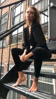 Stella Maxwell feet photo thumbnail