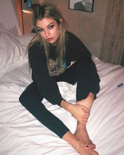 Stella Maxwell feet photo thumbnail