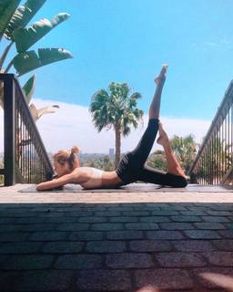 Stella Maxwell feet photo thumbnail