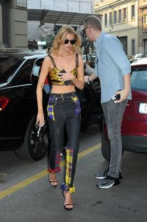 Stella Maxwell feet photo thumbnail