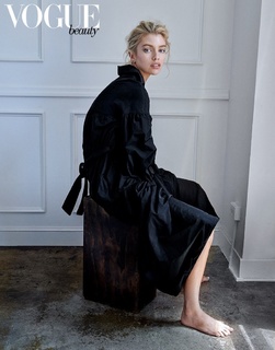 Stella Maxwell feet photo thumbnail