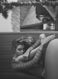 Stella Maxwell feet photo thumbnail