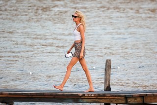 Stella Maxwell feet photo thumbnail