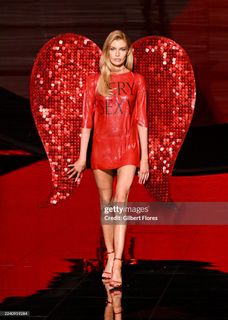 Stella Maxwell feet photo thumbnail