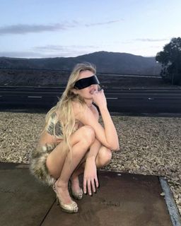 Stella Maxwell feet photo thumbnail