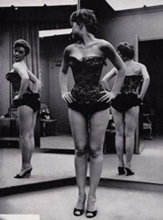 Stella Stevens feet photo thumbnail