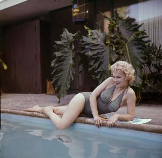 Stella Stevens feet photo thumbnail