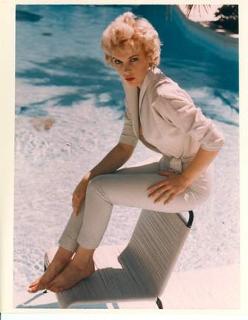 Stella Stevens feet photo thumbnail