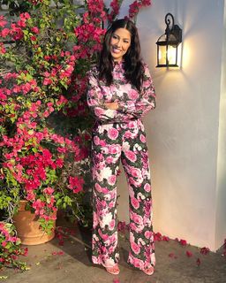Stephanie Beatriz feet photo thumbnail