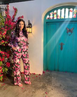 Stephanie Beatriz feet photo thumbnail