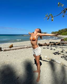 Stephanie Cayo feet photo thumbnail