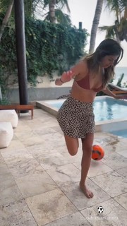 Stephanie Cayo feet photo thumbnail