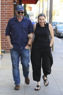 Stephanie Courtney feet photo thumbnail