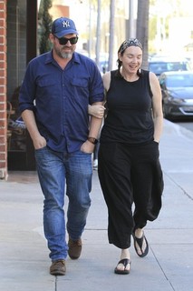 Stephanie Courtney feet photo thumbnail