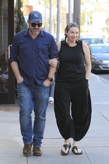 Stephanie Courtney feet photo thumbnail