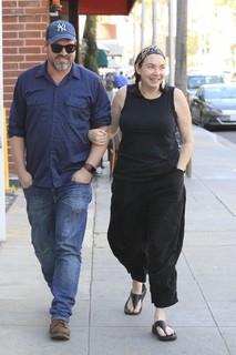 Stephanie Courtney feet photo thumbnail