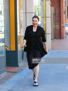 Stephanie Courtney feet photo thumbnail