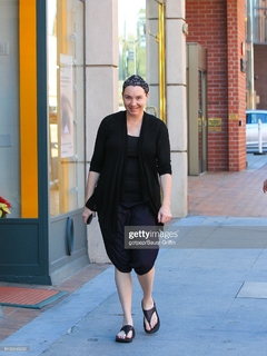 Stephanie Courtney feet photo thumbnail