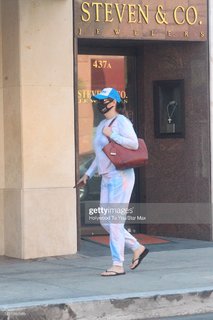 Stephanie Courtney feet photo thumbnail