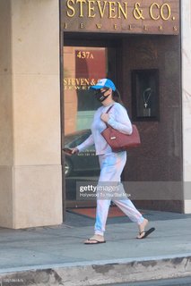 Stephanie Courtney feet photo thumbnail