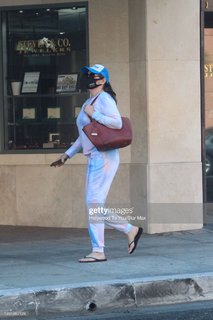 Stephanie Courtney feet photo thumbnail