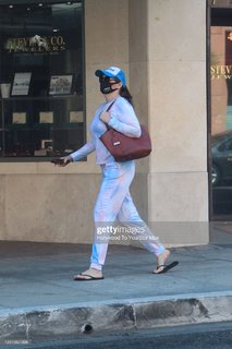 Stephanie Courtney feet photo thumbnail