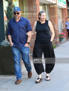 Stephanie Courtney feet photo thumbnail