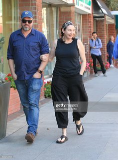 Stephanie Courtney feet photo thumbnail