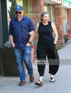 Stephanie Courtney feet photo thumbnail