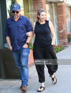 Stephanie Courtney feet photo thumbnail